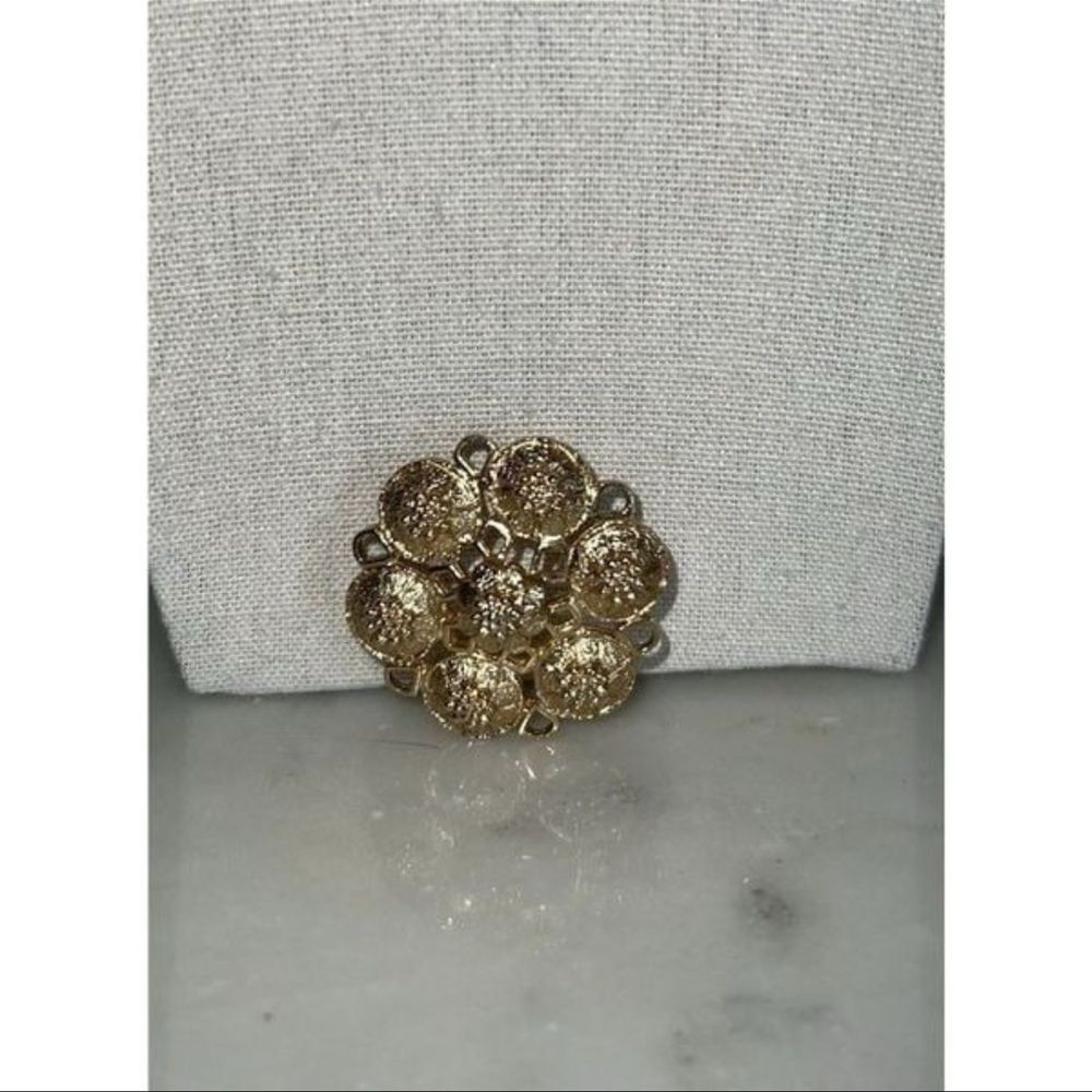 Vintage Sarah Coventry brooch gold tone floral pendant EUC 1.5” x 1.5”